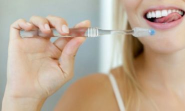 PËRBËRËSI QË PO SJELL REZULTAT/ Zbardhni dhëmbët në kushte shtëpiake