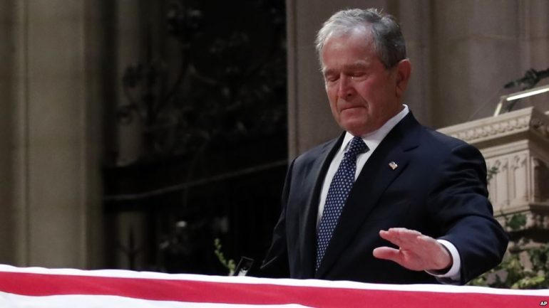 Kombi amerikan i jep lamtumirën George H.W. Bush, i biri NË LOT (VIDEO)