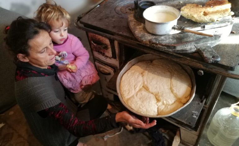 “DHIMBJA QË TË KËPUT SHPIRTIN”/ Nëna: S’kam bukë për fëmijët, doja të vrisja veten (FOTO+VIDEO)