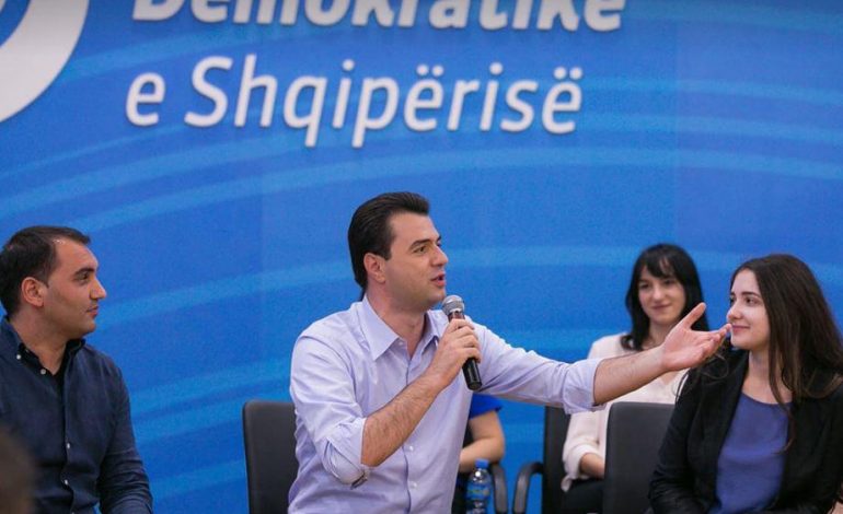 PROTESTA E STUDENTËVE APO E PD? Si mbajti fjalim në “Opinion” militantja e Bashës