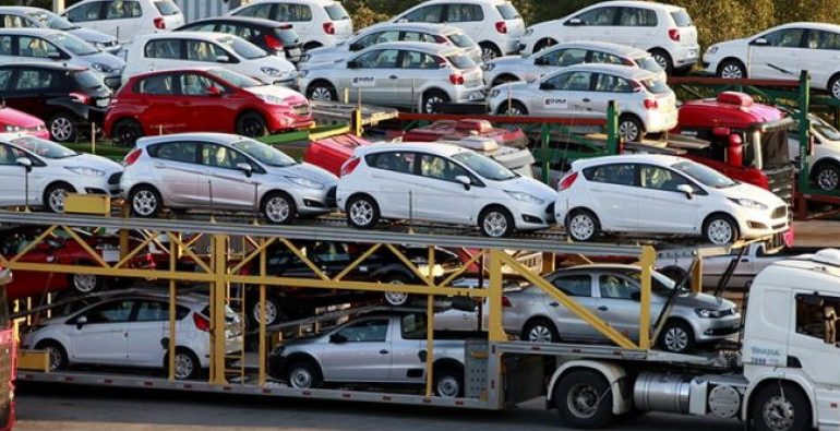 Importi i makinave, rekord historik/ Tregtarët mbushën parkingjet gjatë Nëntorit