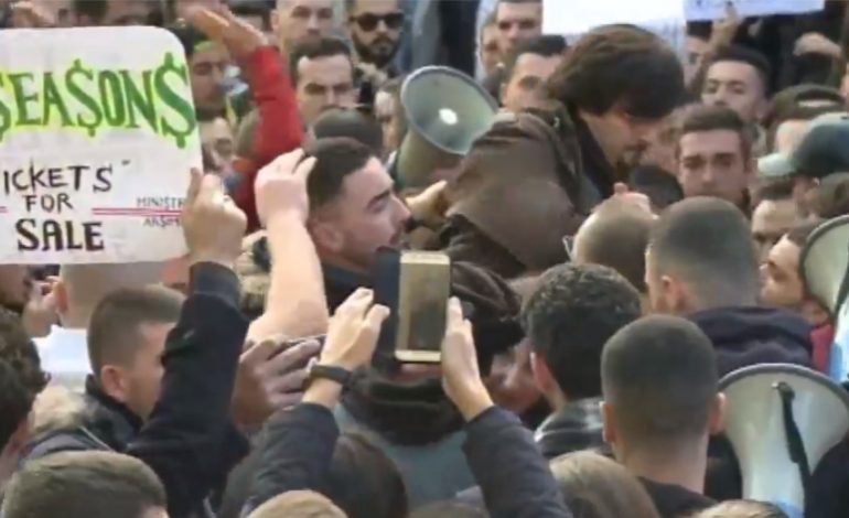 PEDAGOGU U DHUNUA NË PROTESTË/ Denoncon studentja: Ja çfarë ndodhi kur Jani Marka… (FOTO)