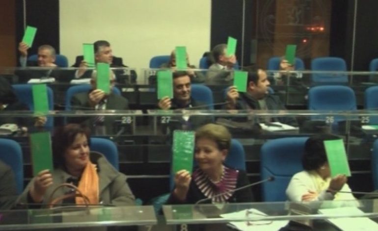 MONA LËSHON VOTAT NË DURRËS/ LSI bashkon votat me PS, miratojnë buxhetin e bashkisë Durrës