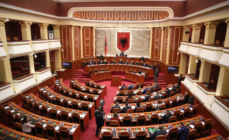 SEANCA PLENARE/ Votoi vetëm për prezencën, kush është deputeti që shpëtoi mandatin (FOTO)