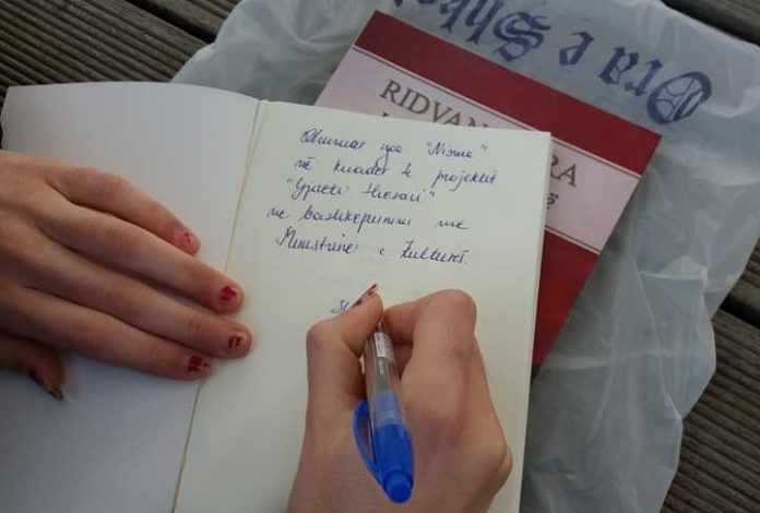 NISMA VULLNETARE/ “Gjuetia e Thesarit” afron të rinjtë me librin (FOTO)