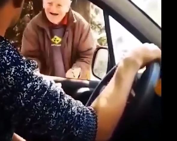 “SHPRESA E FUNDIT PËR TË MBIJETUAR”/ Djali NDAL makinën dhe QËLLON lypësin (VIDEO)