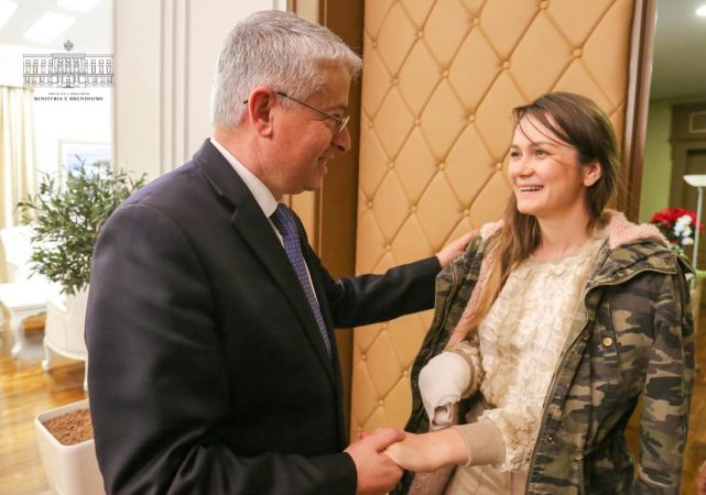 U RIKTHYE NË SHQIPËRI PAS MJEKIMIT/ Ministri Lleshaj takon Ina Nukën: Një model për rininë