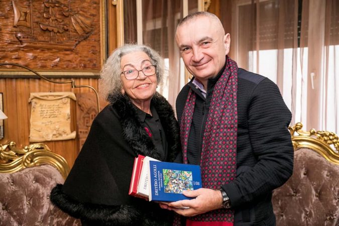 PRESIDENTI META VIZITË NË SHTËPINË E DRITËRO AGOLLIT/ Ja dhuratat që shkëmbyen