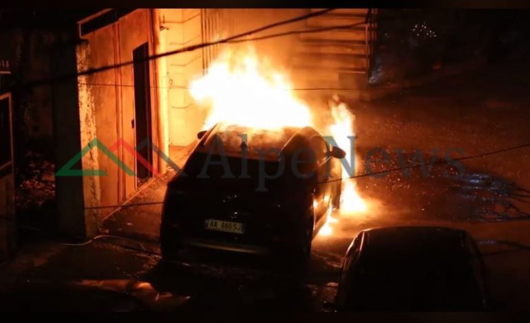 ALARMOHEN BANORËT/ Përfshihet nga FLAKËT makina LUKSOZE në Tiranë. Dyshohet se… (FOTO)