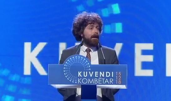 “MBANI FJALIME PËR HËNËN”/ Pedagogu kritik bën “për një lek” PD, i heqin audion