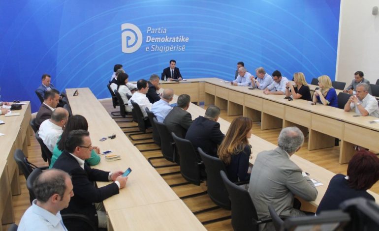 ZBARDHET DEBATI NË GRUPIN E PD/ Berisha kërkon rikthimin në Parlament, nxehet Salianji: Të djegim mandatet!
