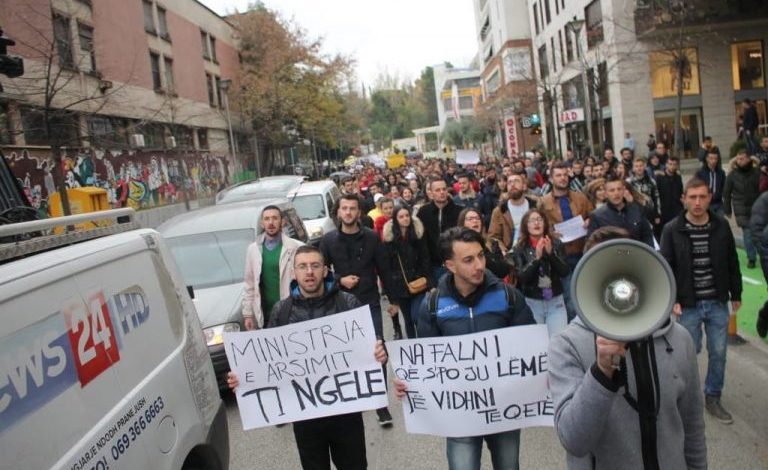 PROTESTA/ Ministrja Nikolla del të takojë studentët, dështojnë negociatat