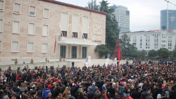 ZBULOHET SKENARI I OPOZITËS/ PD dhe LSI nxjerrin jashtë LOJE studentët, marrin në DORË protestën e të hënës (FOTO)