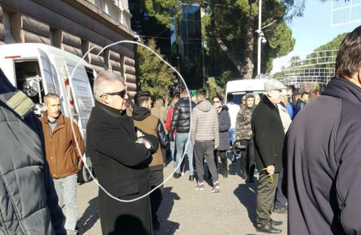 Mbrëmë e kishte turnin dhëndrri (Malltezi), sot në krye të protestës para kryeministrisë deputeti i PD (FOTOLAJM)