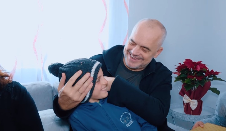 “ME DRITËN E SHPRESËS SË RILINDUR”/ Rama në familjen Xhabafti në Vaqarr, shpërndanë dhurata për fëmijët (VIDEO)