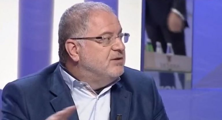 “ME KËPUCË…”/ Baton Haxhiu: Të rinjtë kanë model deputetet me çanta 5 mijë euro