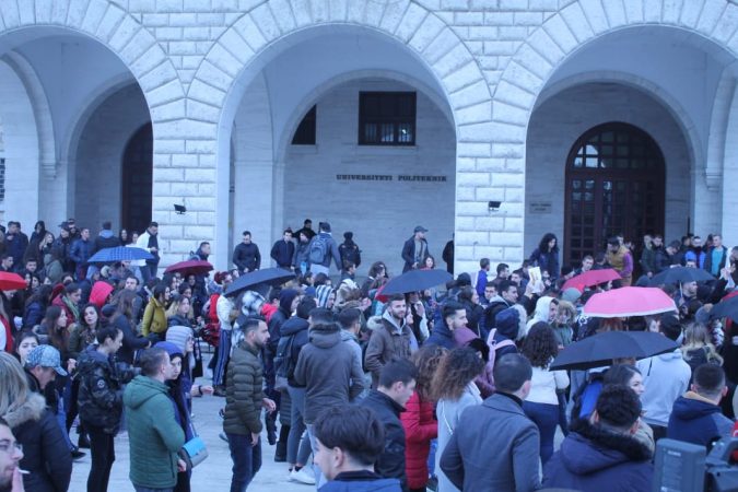 SONDAZHI/ FES: 73 % e studentëve pohojnë korrupsionin në universitete