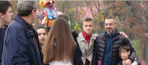 ISH-MINISTRI TAHIRI ME TUTA/ Shëtit me djalin në sheshin “SKËNDERBEJ”. Gjatë rrugës… (FOTOT)
