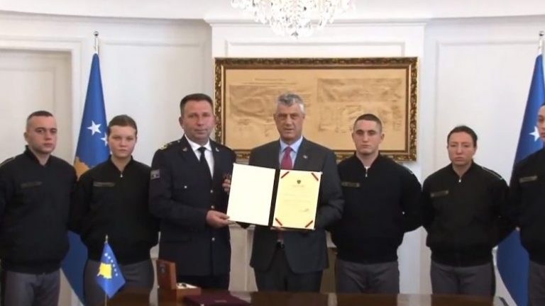 “BACË U KRY”/ Zyrtarizohet Ushtria e Kosovës, Presidenti Thaçi dekreton ligjet