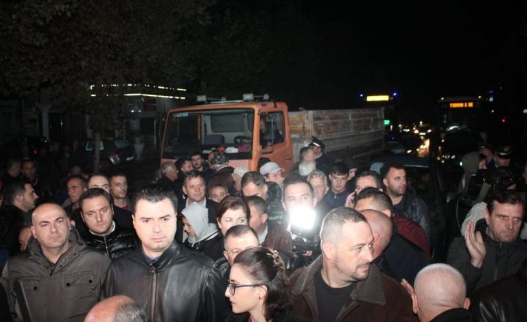 BASHA ME “DY FYTYRA”/ Firma e unazës së Re ndërton dhe në Kavaje, asnjë denoncim (FOTOT)