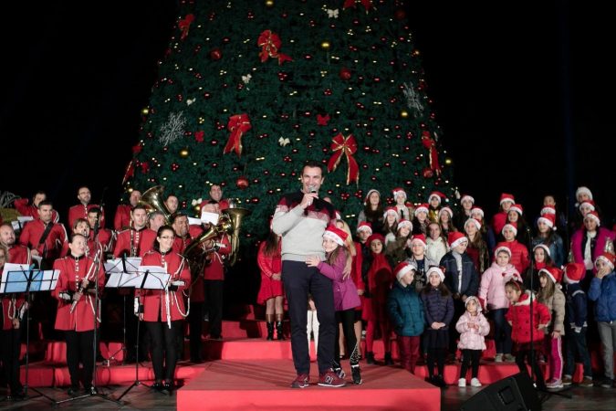 KRISHTLINDJET/ Bashkia koncert festiv në sheshin “Skënderbej”