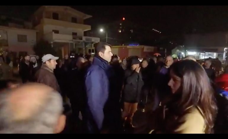 BASHA “BRAKTISET” NGA BANORËT E UNAZËS/ Shkon në protestë me mbështetësit e PD (FOTO)