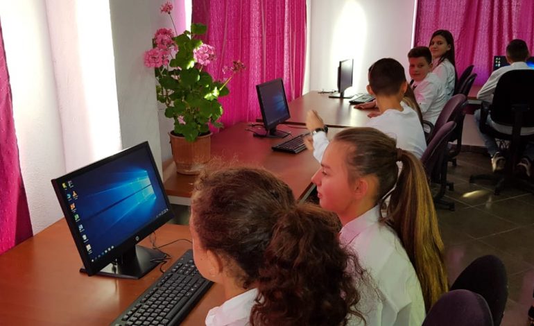 Albchrome financon laboratorin e Informatikës së gjimnazit “Asllan Keta” në Bulqizë