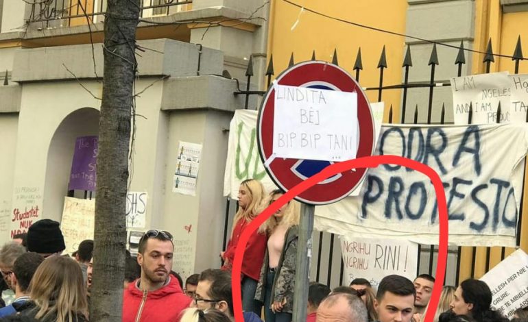 PROTESTA STUDENTORE BËHET BLU/ Kryetari i PD në Paskuqan i bashkohet… (FOTO)