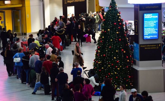 DRONËT E DYSHIMTË/ Rihapet aeroporti pas kaosit. Policia vazhdon të…