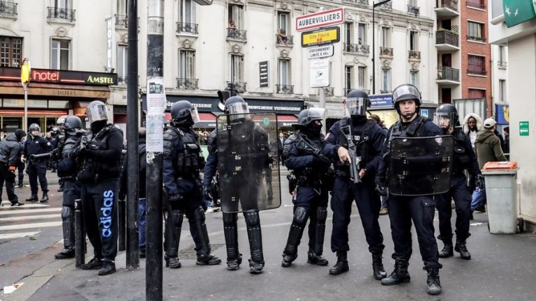 VIDEO VIRALE/ Policia franceze gjest paqeje me protestuesit