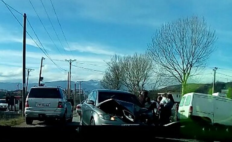 AKSIDENT PRANË BASHKISË/ Përplasen tre makina në Durrës. Dyshohet se… (FOTO+VIDEO)