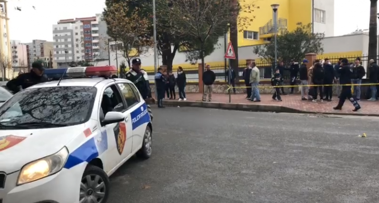AKSIDENT PRANË SHKOLLËS NË LEZHË/ Makina përplas një mësues dhe një nxënës. Ndodhen në…