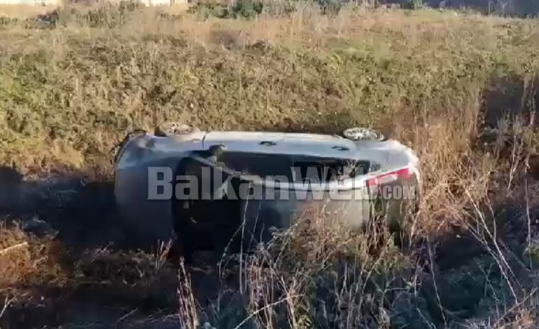 AKSIDENT I RËNDË NË FIER/ Makina përfundon në kanal. Shoferi ndodhet në… (EMRI+FOTO)