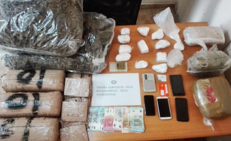 “NË FORMË ÇOKOLLATE”/ Arrestohen TRE shqiptarët në Greqi. U kapën me 1.1 KG KOKAINË dhe…