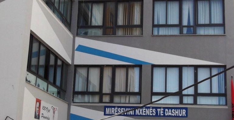 E RËNDË NË TIRANË/ Maturantja HIDHET nga kati i 3-të i shkollës. Shkak ishte…