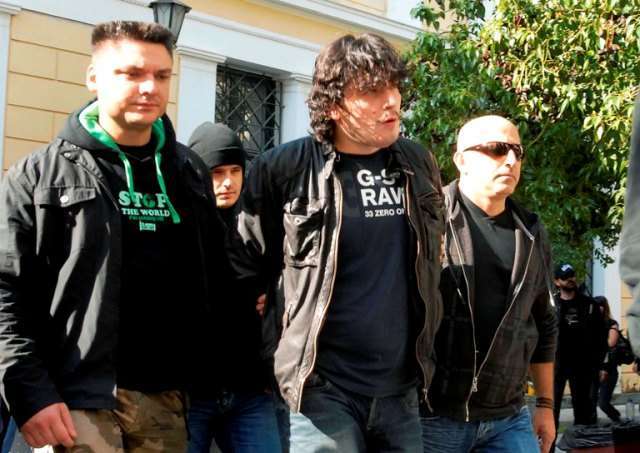 SI “ROBIN HOOD”/ Arratisjet e BUJSHME të shqiptarëve në Greqi. Nga ALKET RIZAI tek sharrimi i hekurave…