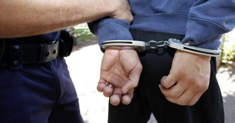 I SHPALLUR NË KËRKIM PËR 3 VEPRA PENALE/ Policia arreston 42-vjeçarin (EMRI)