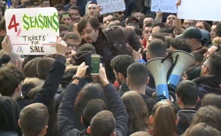 U DËBUA NGA STUDENTËT/ Flet pedagogu: U dhunova, PD të tërheqë eksponentët nga protesta