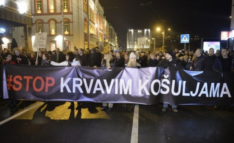 “JETOJMË NË DIKTATURË”/ Serbët ngrihen kundër presidentit Vuçiç