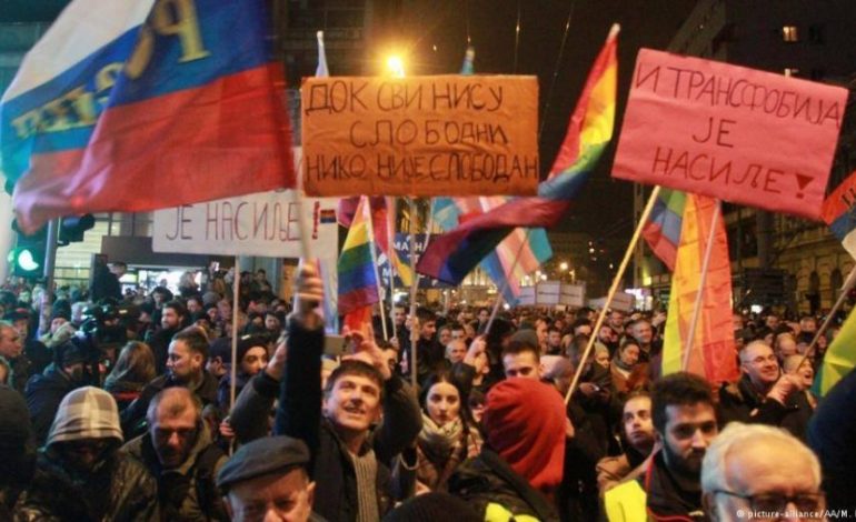 BEOGRADI “PUSHTOHET” NGA PROTESTAT/ Vuçiç: Nuk shqetësohem edhe sikur të dalin 5 milion
