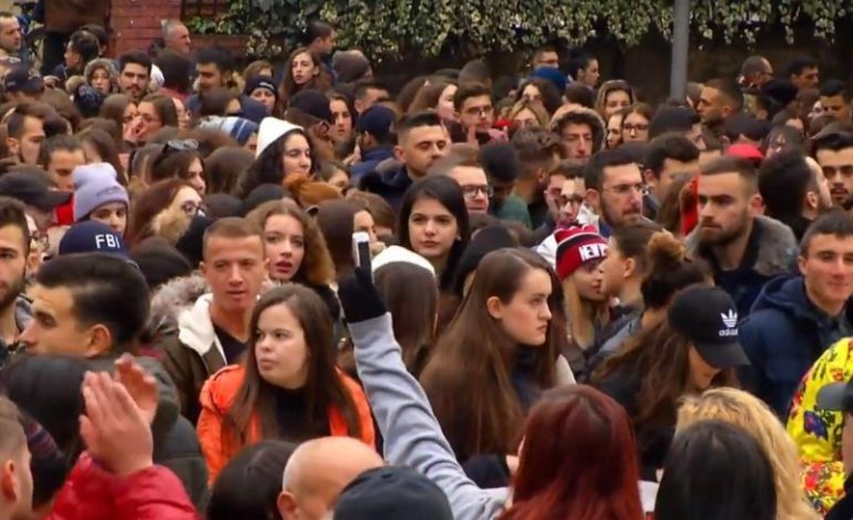 “SHQIPËRI 2018″/ Zëri i Amerikës: Viti i SHANSEVE, protestave dhe “pastrimit” të DREJTËSISË