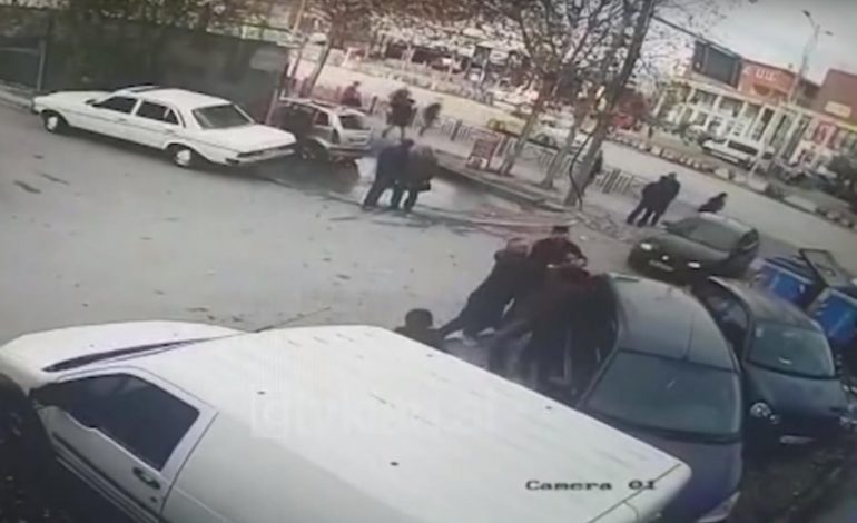 I THYEJNË BRINJËT DHE KOKËN ME TULLË/ Pronari i parkimit dhunohet barbarisht (VIDEO)