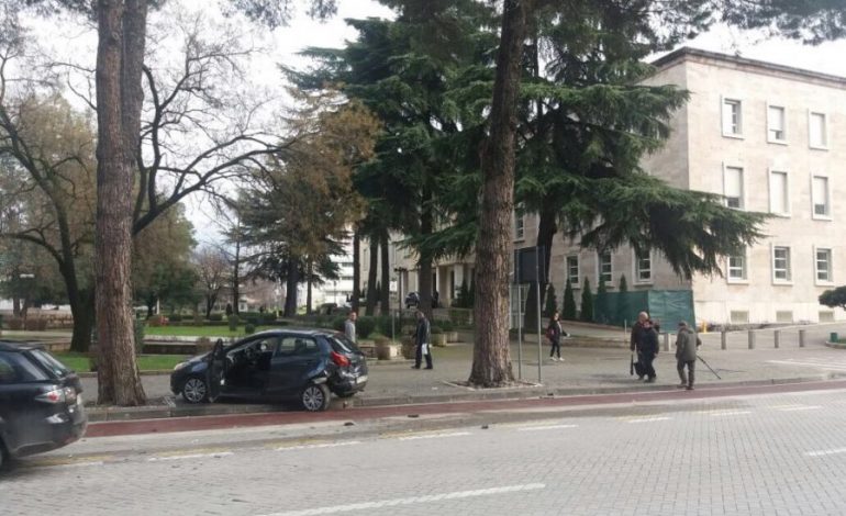 AKSIDENT NË TIRANË/ Makina luksoze “fluturon” në trotuar. Dyshohet…