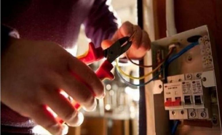 E RËNDË NË FIER/ Goditet nga rryma elektrike, vdes 27 vjeçari