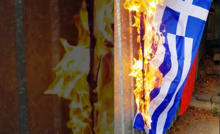 EKZEKUTIMI I KAÇIFAS/ Çmenden GREKËT shqiptarët po na DJEGIN flamurin (VIDEO)