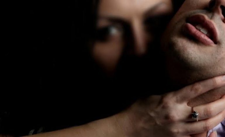 KËRCET DHUNA NË FAMILJE/ Gruaja DAJAK bashkëshortit dhe djalit 15-vjeçar. Burri kërkon URDHËR MBROJTJE…