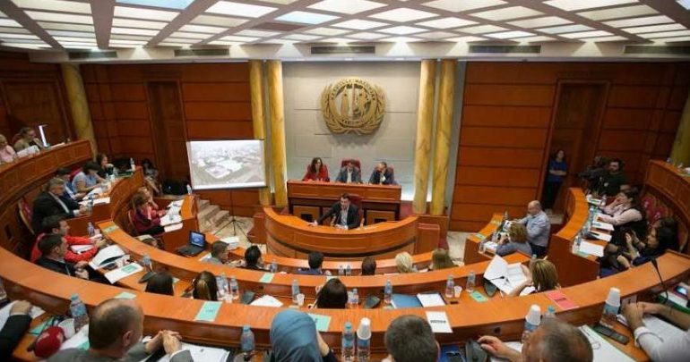 MBLIDHET KËSHILLI BASHKIAK/ Demokratët nuk marrin pjesë. Ja çfarë ka në rend dite
