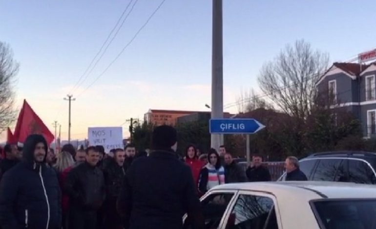 PROTESTA E STUDENTËVE/ Edhe policia e Korçës procedon 15 persona. Bllokuan rrugën…