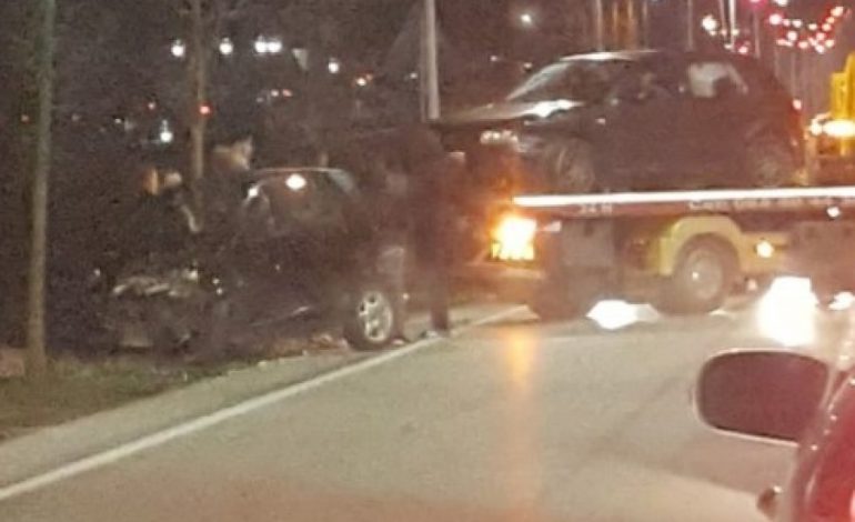 AKSIDENT I RËNDË NË AUTOSTRADË/ Dy makina PËRPLASEN kokë më kokë. “Smart-i”…