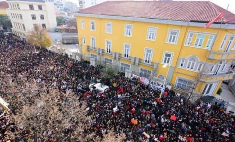 STUDENTËT NXJERRIN EMRAT E PEDAGOGËVE TË KORRUPTUAR/ Nga “xhepistët” e Elbasanit, tek ata të Tiranës